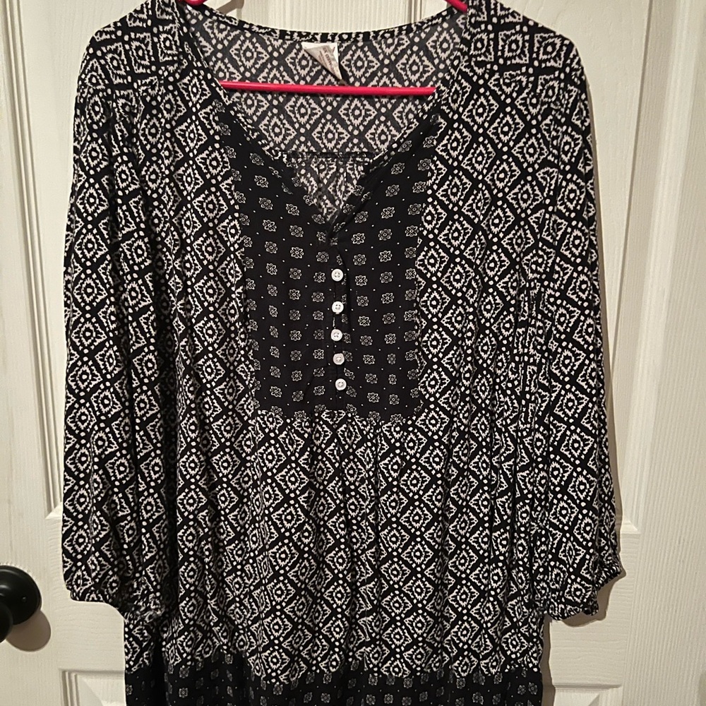 Faded Glory Black and White Geometric Blouse